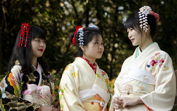 femmes qui portent un kimono traditionnel